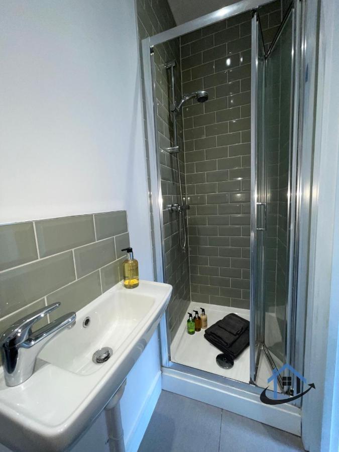 Acaster House, X4 Rooms With En-Suites X1 Room Private Bathroom, Street Parking, Close To Train Station Кеттерінг Екстер'єр фото